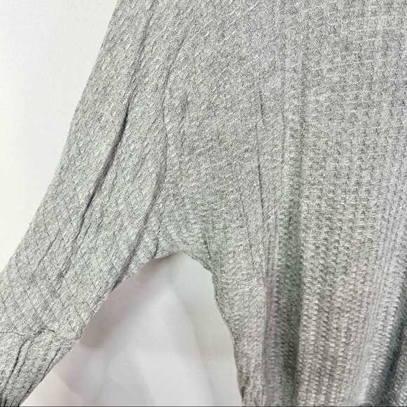 Chaser Light Gray Waffle Knit Cold Shoulder Long Sleeve Top M - Picture 4 of 4